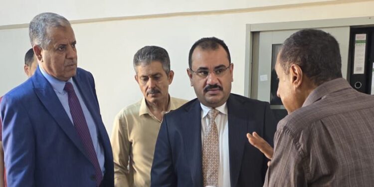وكيل وزارة الخارجية يتفقد سير العمل في الدائرة القنصلية بعدن