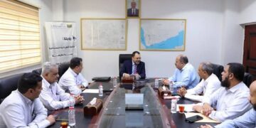 وزير الكهرباء يناقش معالجة الربط العشوائي وتعزيز التحصيل في عدن