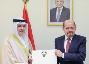 رئيس الوزراء  يتسلم نسخة من أوراق اعتماد سفير  الكويت