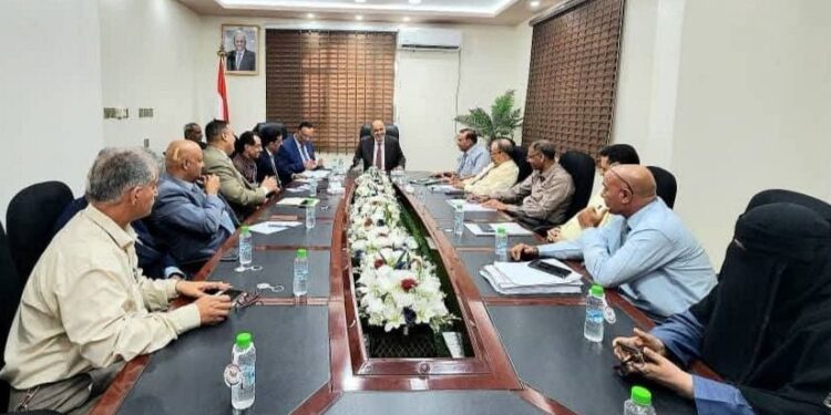 وزير المالية يطلع على مستوى سير العمل والجهود التطويرية في مصلحة الجمارك
