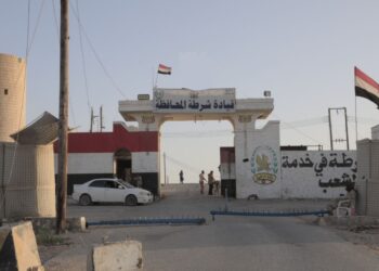 أمن المهرة يضبط مطلوباً بقضية قتل ويتسلم متهمين بالابتزاز الإلكتروني من شبوة