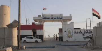أمن المهرة يضبط مطلوباً بقضية قتل ويتسلم متهمين بالابتزاز الإلكتروني من شبوة