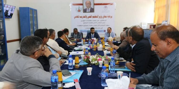 وزير التعليم الفني يتفقد سير العملية التعليمية في كلية المجتمع بعدن
