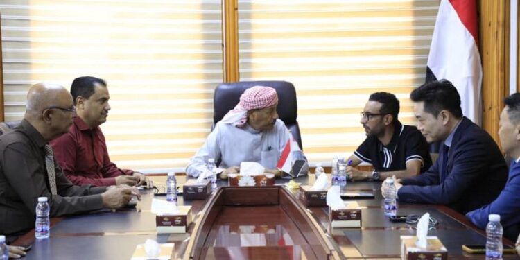 وكيل حضرموت يناقش مع شركة صينية خطط دعم قطاع التوليد بالطاقة البديلة
