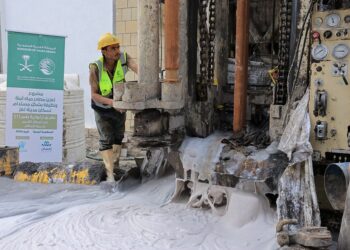 تدشين مشروع حفر 3 آبار مياه وورشة إدارة مدارس أعمال المزارعين بتعز