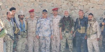 رئيس أركان محور تعز يزور المقاتلين في قطاعي لواء العصبة واللواء 170دفاع جوي