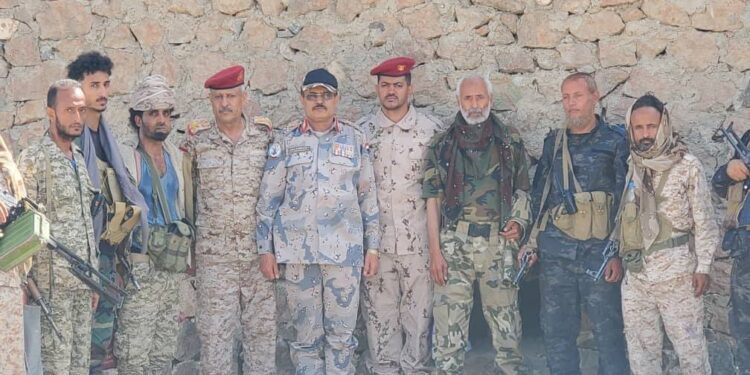 رئيس أركان محور تعز يزور المقاتلين في قطاعي لواء العصبة واللواء 170دفاع جوي
