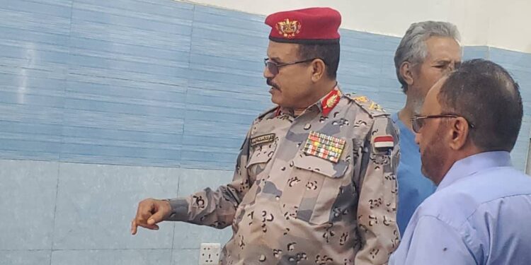 رئيس أركان محور تعز يزور المقاتلين في قيادة الشرطة والمستشفى العسكري