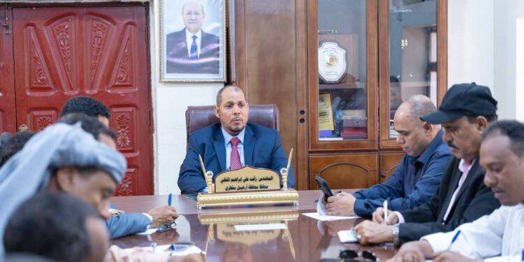 تنفيذي سقطرى يناقش مستوى الاداء وأبرز التحديات والاحتياجات