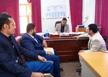 محافظ شبوة يناقش حلول تراجع المياه الجوفية ومشاريع الموازنات وخطط صيانة الطرق