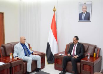 وزير الأشغال  يناقش مع محافظ تعز أوضاع الطرق والمشاريع المتعثرة.