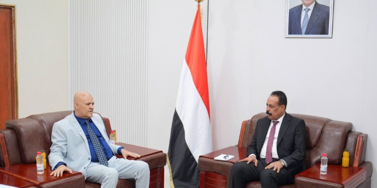 وزير الأشغال  يناقش مع محافظ تعز أوضاع الطرق والمشاريع المتعثرة.