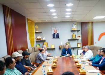 محافظ عدن يوجه بتطوير العمل الإداري والميداني لوحدة حماية الأراضي