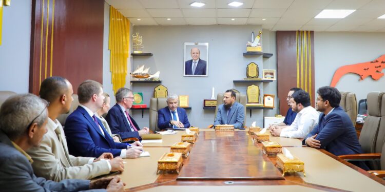 محافظ عدن  يبحث مع وفد المبعوث الأممي تطورات الأوضاع والقضايا الخدمية والأمنية