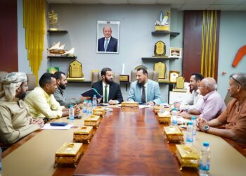 محافظي عدن وابين يناقشان آليات العمل المشترك في القطاعات الخدمية والتنموية والأمنية