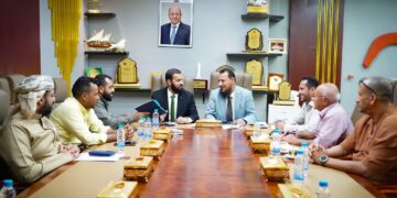 محافظي عدن وابين يناقشان آليات العمل المشترك في القطاعات الخدمية والتنموية والأمنية