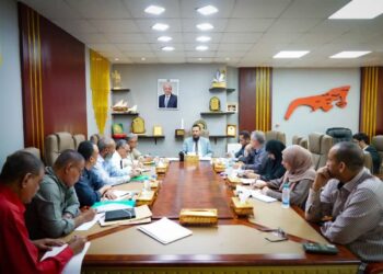 محافظ عدن يناقش أولوية المشاريع الحيوية والاستجابة الفورية لقضايا المواطنين