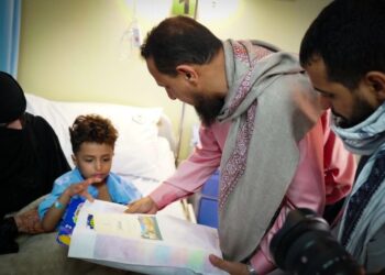 محافظ عدن يطمئن على أوضاع المرضى بمستشفيات المحافظة