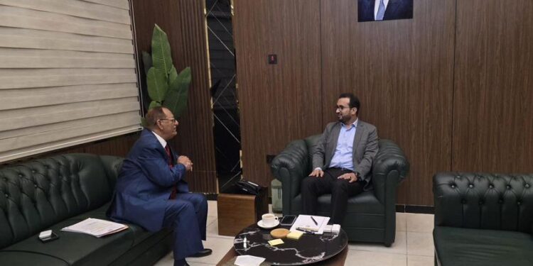 وزير الخدمة المدنية يناقش أوضاع  هيئة التدريس بجامعة صنعاء النازحين للمناطق المحررة