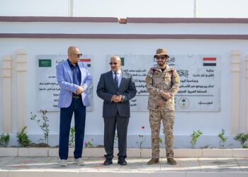 طارق صالح يدشن ويضع حجر الأساس لمشاريع تنموية في الساحل الغربي