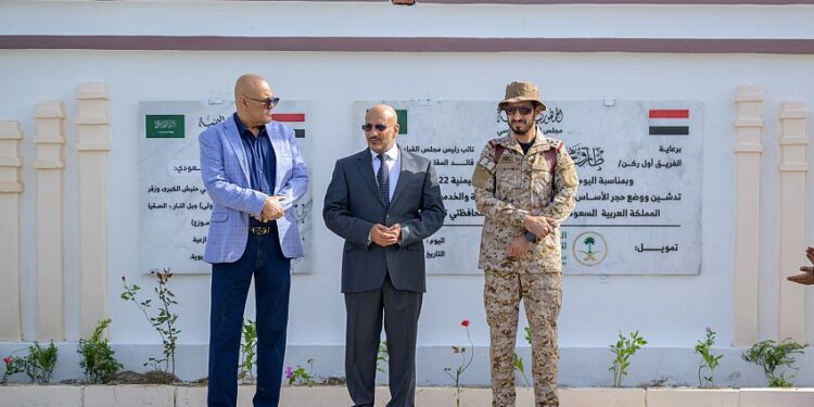 طارق صالح يدشن ويضع حجر الأساس لمشاريع تنموية في الساحل الغربي