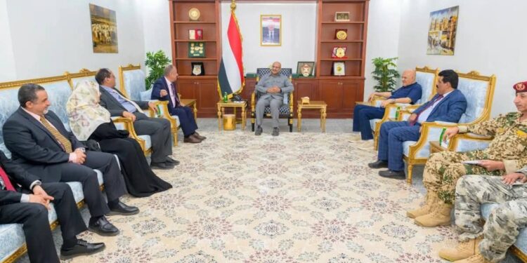 طارق صالح يبحث مع وزير النقل تطووير مطار وميناء المخا