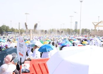 حجاج اليمن يقفون على صعيد عرفات لأداء ركن الحج الأعظم