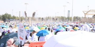 حجاج اليمن يقفون على صعيد عرفات لأداء ركن الحج الأعظم