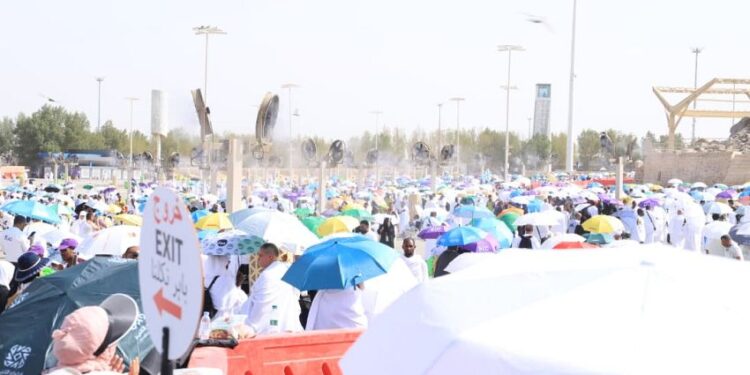 حجاج اليمن يقفون على صعيد عرفات لأداء ركن الحج الأعظم