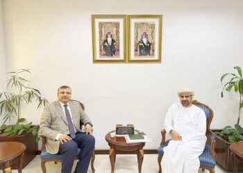 سفير اليمن يبحث مع مسؤول عماني العلاقات الثنائية