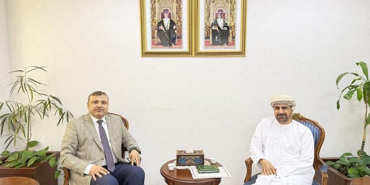 سفير اليمن يبحث مع مسؤول عماني العلاقات الثنائية