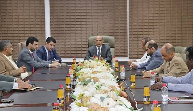 محافظ البنك المركزي يناقش تسهيل حركة التعاملات المالية بين اليمن والعالم الخارجي