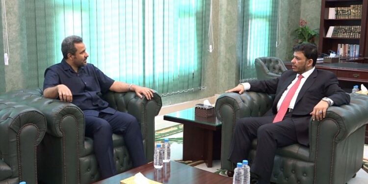عبدالله العليمي يشيد بجهود السلطة المحلية بلحج وعدن في تعزيز الأمن وتحسين الخدمات