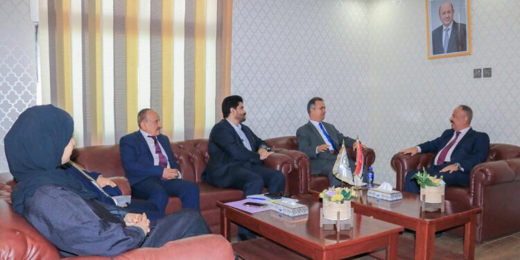 وزير النقل يبحث مع السفير الليبي تعزيز التعاون المشترك