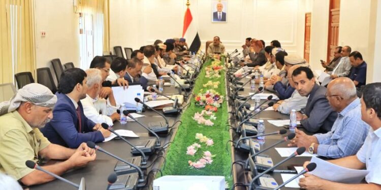تنفيذي مأرب يناقش تقارير الأداء الصحي وعددا من القضايا الأمنية والخدمية