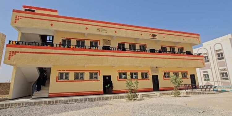 نائب وزير التربية يفتتح 8 فصول دراسية بمدرستين في   مأرب