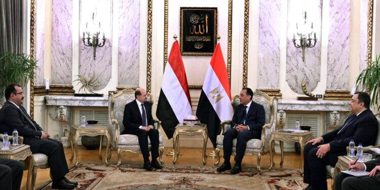 رئيس الوزراء المصري يجدد لنظيره اليمني موقف مصر الداعم للشرعيه