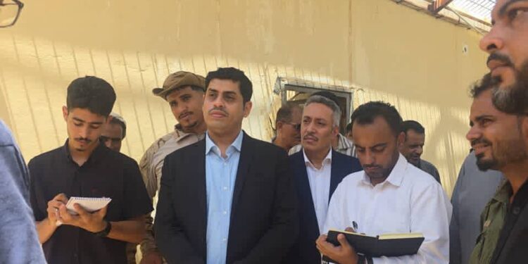 وزير حقوق الإنسان يتفقد النزلاء في سجن بئر أحمد بعدن