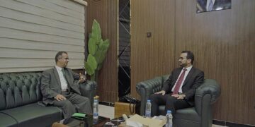 وزير الخدمة المدنية يبحث مع السفير الليبي سبل تعزيز التعاون المشترك