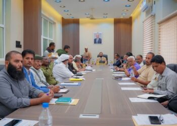 اجتماع  في ابين يناقش سبل تعزيز الاداء وتحسين الخدمات