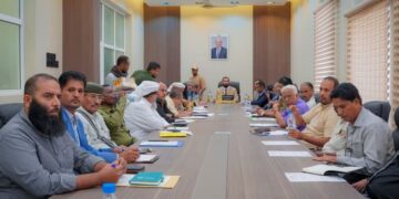 اجتماع  في ابين يناقش سبل تعزيز الاداء وتحسين الخدمات