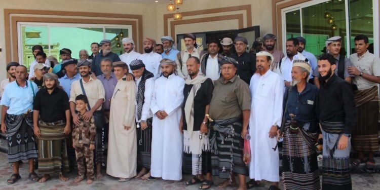 محافظ أبين يلتقي سلاطين ومشايخ ووجهاء يافع ويؤكد على تعزيز التلاحم الوطني