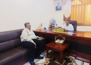 وزير التعليم العالي يناقش سير العملية الأكاديمية وخطط التطوير في جامعة المهرة