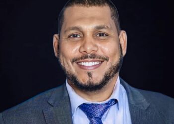 تنفيذي سقطري ي يؤكد أهمية تعزيز وتيرة العمل وتحسين مستوى الخدمات