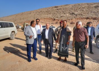 الخنبشي يتفقد مشاريع الكهرباء والطرق والصحة بالمكلا