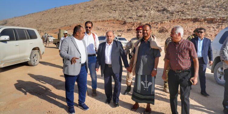 الخنبشي يتفقد مشاريع الكهرباء والطرق والصحة بالمكلا