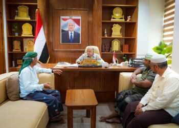 الخنبشي يناقش جهود تعزيز استقرار خدمة الكهرباء وتأمين احتياجات محطات التوليد بحضرموت