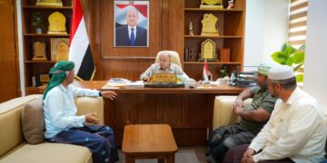 الخنبشي يناقش جهود تعزيز استقرار خدمة الكهرباء وتأمين احتياجات محطات التوليد بحضرموت
