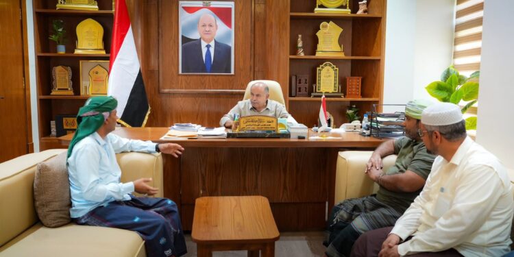 الخنبشي يناقش جهود تعزيز استقرار خدمة الكهرباء وتأمين احتياجات محطات التوليد بحضرموت