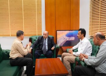 محافظ حضرموت يناقش قضايا تموين مادة الغاز  ويشدد على انتظام الإمدادات